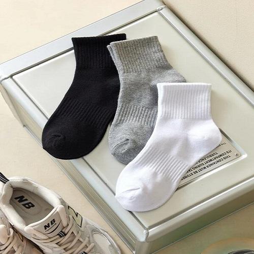 A Set of Casual Socks Uniform Color from 39to36 Quantity 3pcs