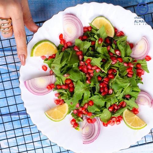 سلطة السبانخ مع الرمان