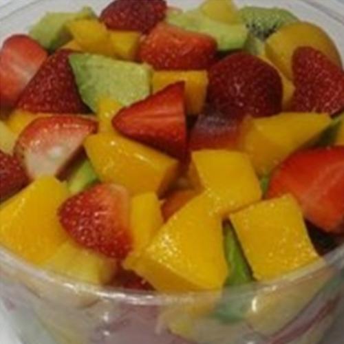 قطع مانجو فراولة وافوكادو